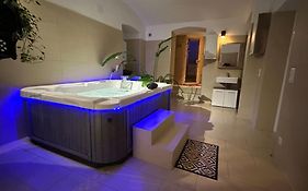 African Paradise With Jacuzzi & Sauna